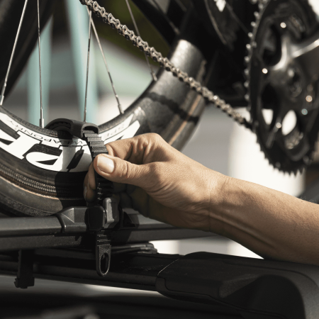 Fast and secure wheel mounting strap